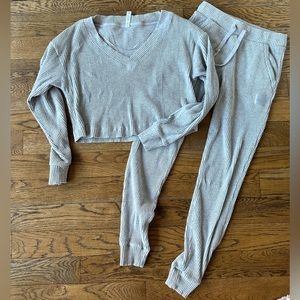 Alo Muse vneck pullover & sweatpants